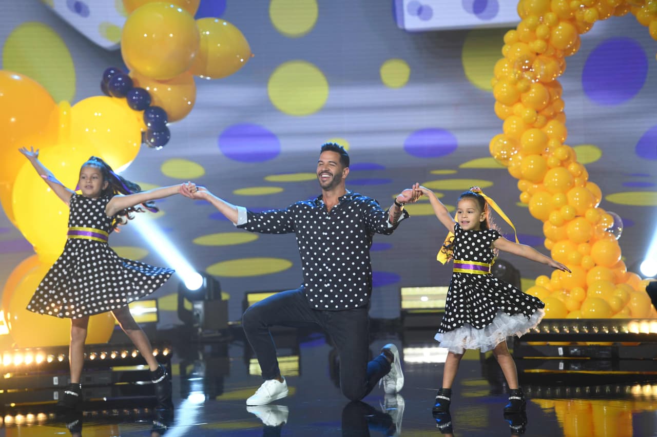 El Chef Jesús bailó un clásico de la película 'Vaselina' junto a sus hijas Anabella y Silvana.
<br>