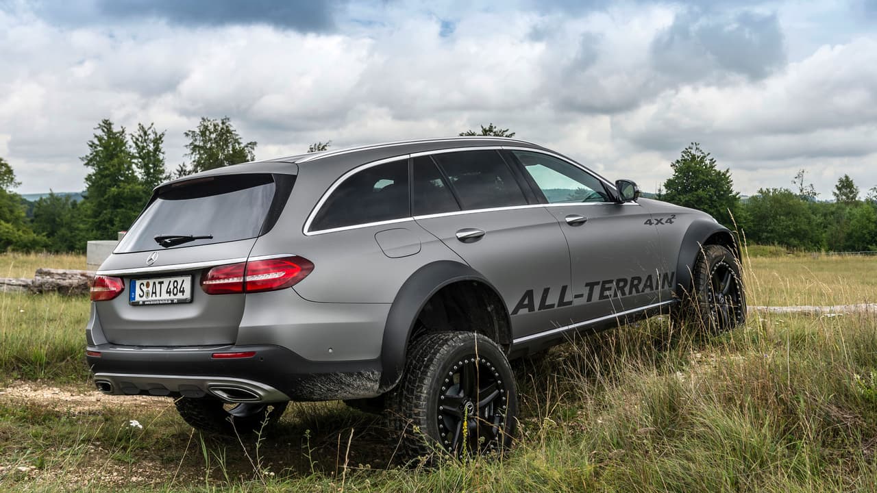 No hace mucho Mercedes desarrollo dos versiones especiales de su Clase-G que fueron recibidos con los brazos abiertos por entusiastas y compradores: el G63 6x6 y el G500 4x4².