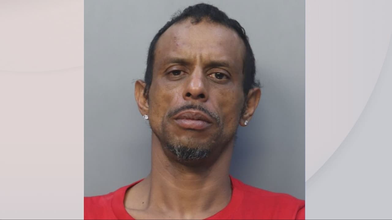 Arrestan a hombre acusado de robar a mano armada a una mujer en la Pequeña Habana