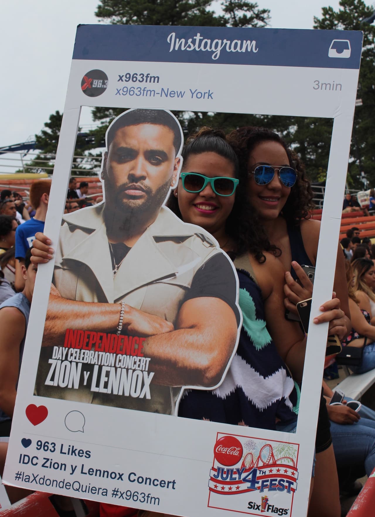 ¡Los asistentes tuvieron la oportunidad de tomarse fotos con Zion y Lennox! (La versión de cartón por supuesto)