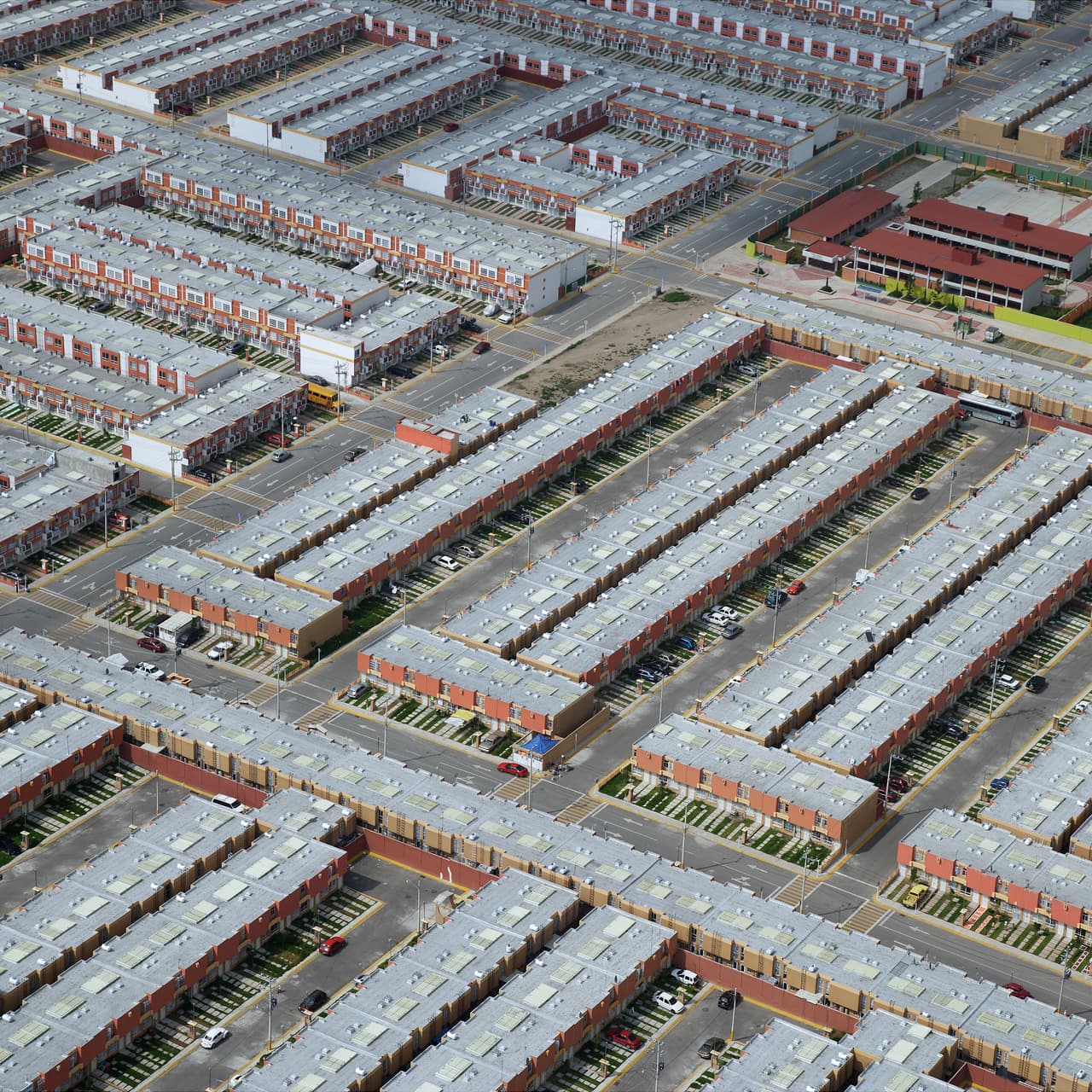 Las construcciones que parecen perfectas cuando están recién construidas, serán en poco tiempo modificadas por sus habitantes, que intentarán adaptar lo que tienen a lo que necesitan. "Es muy probable que nuevas plantas, habitaciones y espacios improvisados se anexen a las construcciones, lo que cambiará el diseño organizado con precisión matemática”, aseguró el arquitecto.