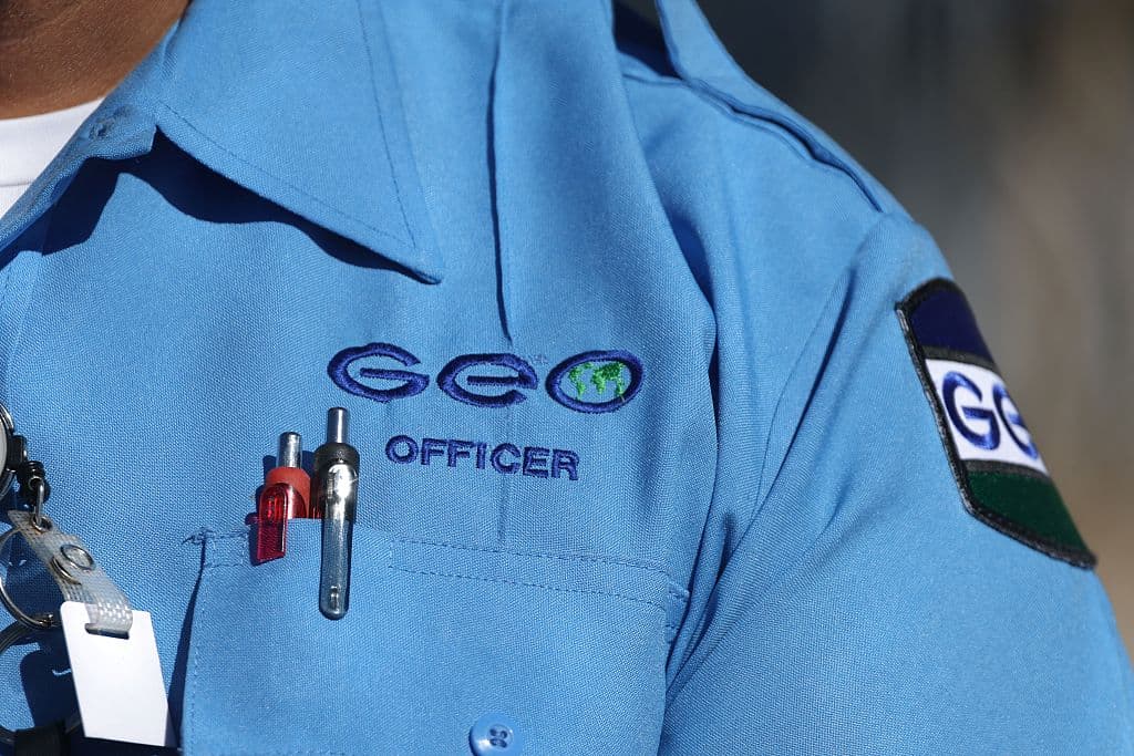 Denuncian abusos y violencia en centros de detención de ICE en el condado de Kern