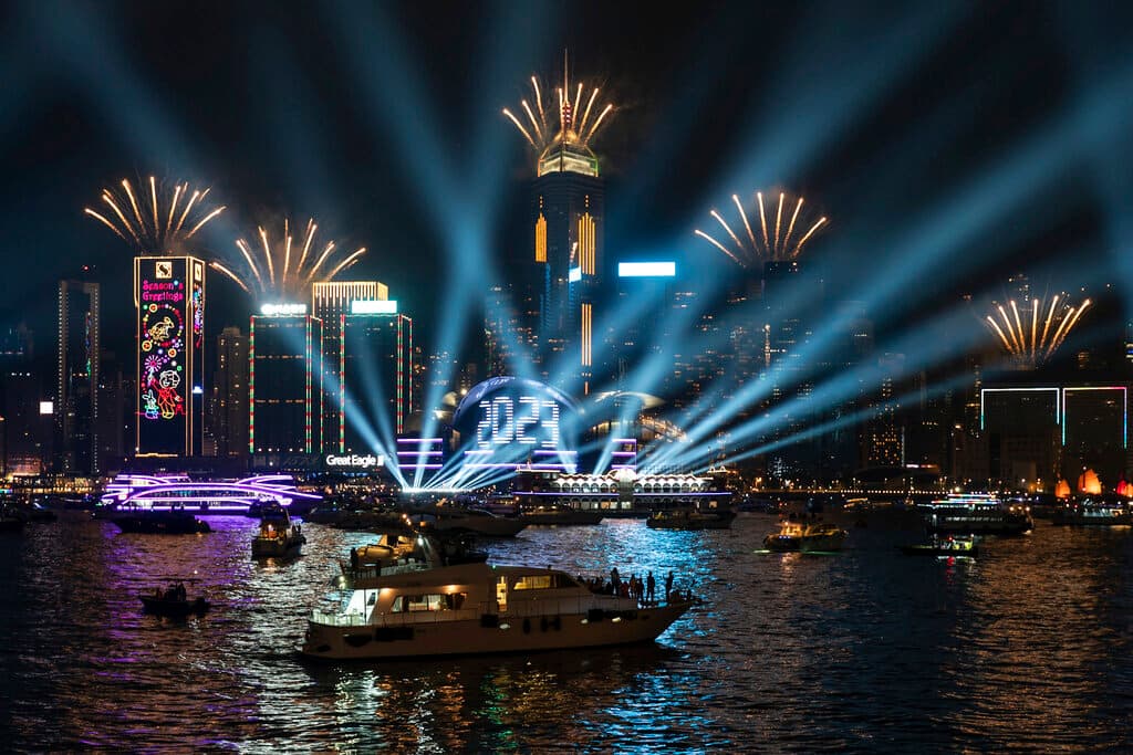 Los fuegos artificiales se ven sobre el puerto de Victoria a la medianoche del domingo de Año Nuevo el 1 de enero de 2023 en Hong Kong.