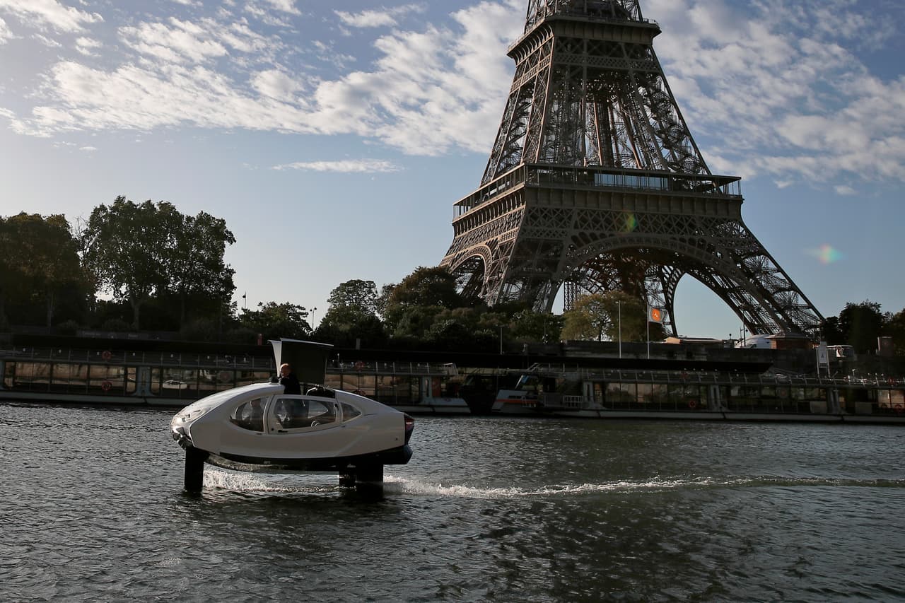 Ir desde la Torre Eiffel, en el oeste de París, hasta la catedral de Notre-Dame, en el centro, toma solo unos pocos minutos a bordo de esta 'burbuja' y cuesta menos de 10 euros, sin embotellamientos y disfrutando del maravilloso paisaje parisino desde el río.