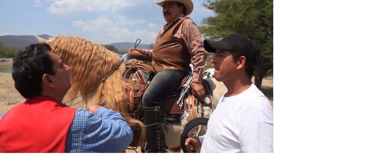 Joan prestó sus caballos para la grabación del video. Además realizaron algunas tomas aéreas para mostrar los paisajes de Guerrero, México.