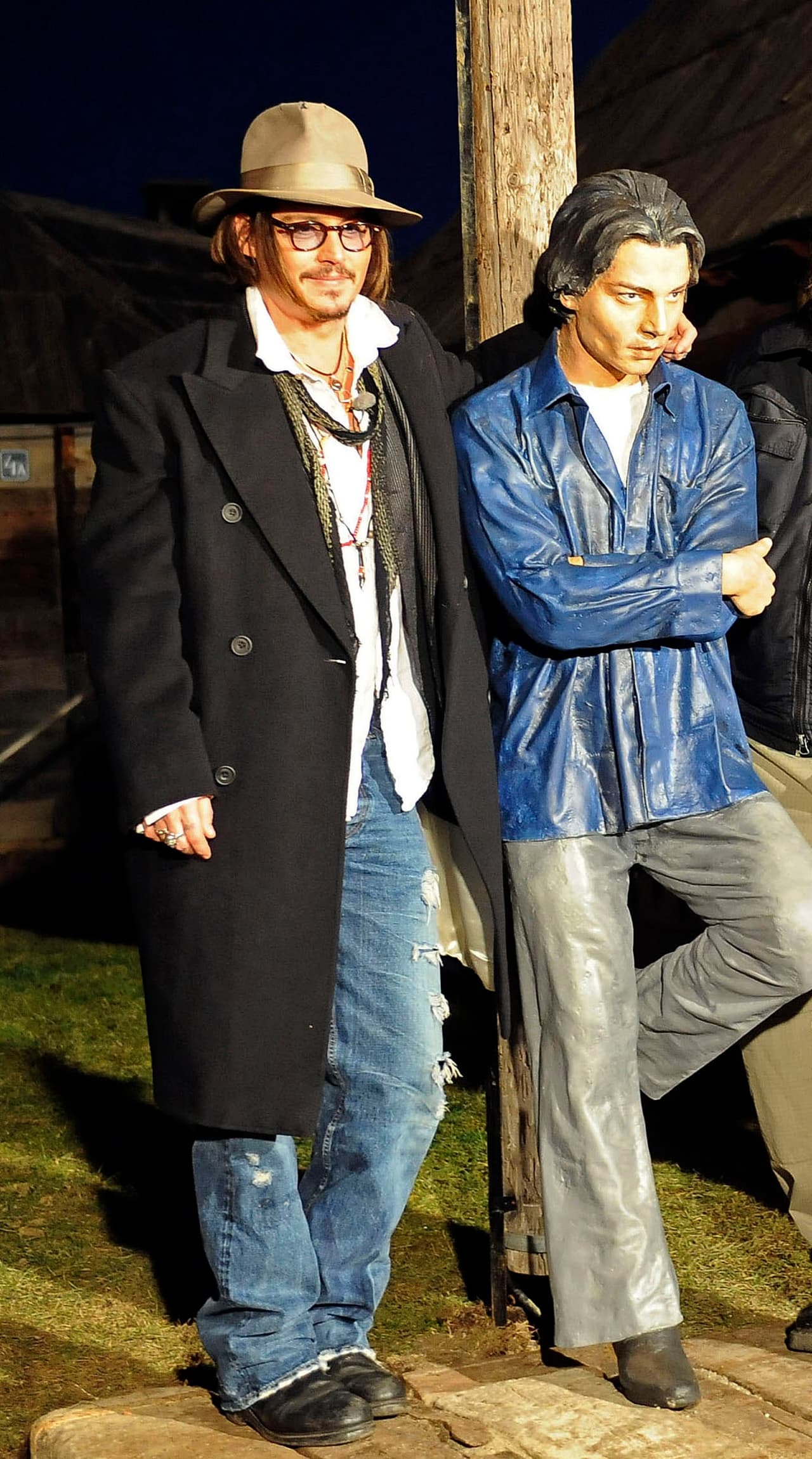 En Serbia, en el 2010, el actor 
<b>Johnny Depp</b> fue homenajeado con una estatua de tamaño real, durante la inauguración de un Festival de Cine. El creador se basó en el personaje de Axel Blackmar, que interpretó el actor en la película 'El sueño de Arizona' (1993).