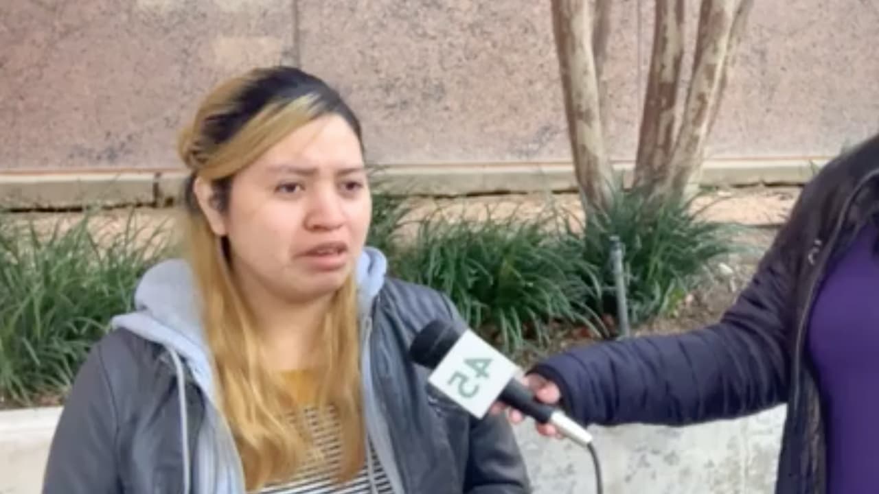 <b><a href="https://www.univision.com/local/houston-kxln/la-cabeza-de-mi-nino-tiene-una-herida-grande-habla-madre-del-bebe-que-recibio-una-golpiza-de-su-ninera-video">Fidelina Velásquez</a></b> y su esposo trabajan en un restaurante y aseguran que en más de una ocasión han solicitado los servicios de la hispana.