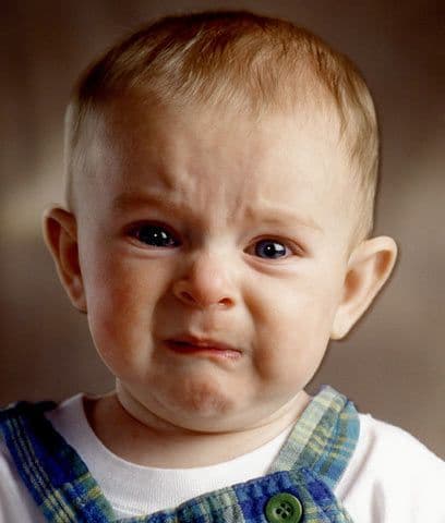 Los niños, en especial los más pequeños, son muy propensos a enfermarse. Su cuerpo se enfrenta a un mundo lleno de bacterias y virus de los cuales deberán protegerse. La enfermedad forma parte del crecimiento también. Es importante igual siempre hablar con el médico y conocer cuáles son las 15 más comunes en los bebés. Conjuntivitis neonatal. Esta enfermedad en los recién nacidos se genera cuando se tapa el conducto lacrimal o cuando hay una infección en la zona. Síntomas: mucha secreción líquida y a veces con sangre en los ojos. Pus en los ojos del bebé y párpados inflamados y enrojecidos. Puede provocar ceguera.