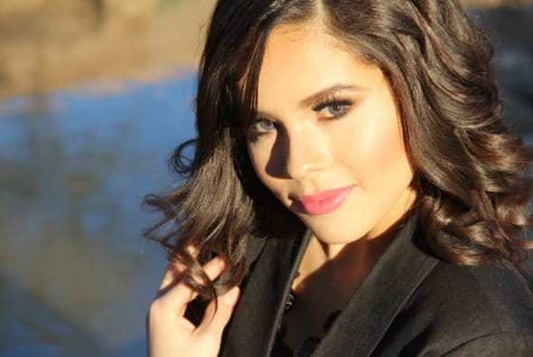 Nuestra representante Gloricely Loug ha llegado muy lejos en Nuestra Belleza Latina 2015. Pero la joven de 19 años podría ser descalificada este fin de semana, dejando sus sueños a medias. Aunque su futuro es incierto, de lo que no hay duda es que a esta arizonense le sobra belleza y talento, como lo muestran esta sesión de fotos en las instalaciones de Univisión Arizona.