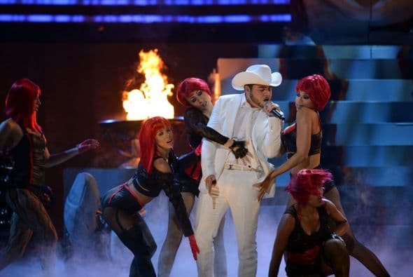 Las bailarinas no dejaban de toquetearlo.