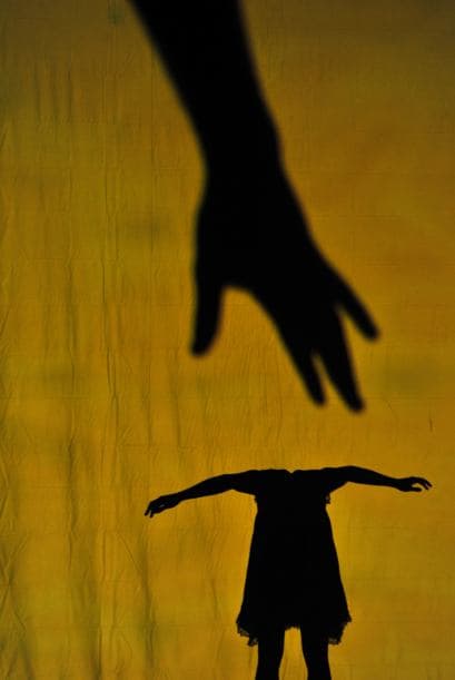 Como si se tratara de un pequeño teatro de sombras, en el que animales y cosas son representadas por medio de las manos.