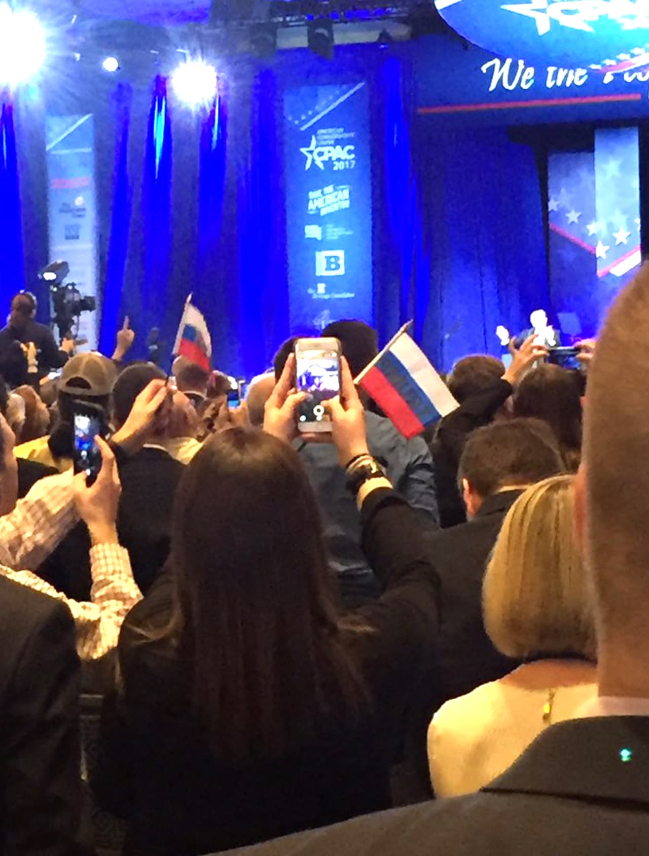 Algunas de las banderas similares a la de Rusia, antes de ser confiscadas.