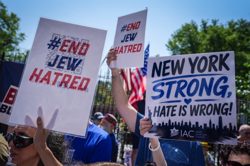 El domingo, 26 de julio, decenas de personas reclamaron el fin del odio hacia la comunidad judía. El evento cobró vida casi al tiempo en que Fox televisaba una entrevista con el primer ministro de Israel, Benjamin Netanyahu.