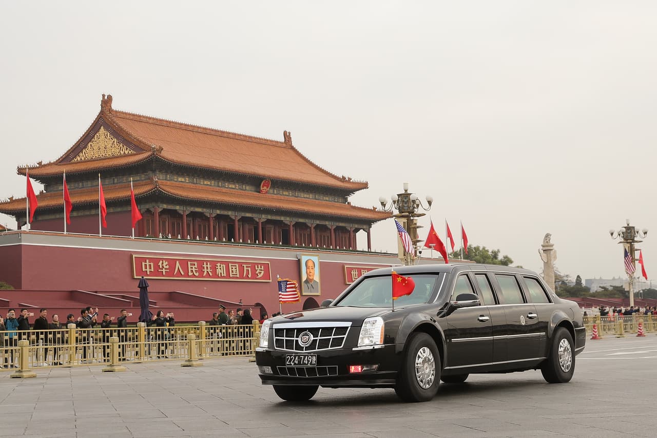 ‘La bestia’, el auto que transporta al presidente estadounidense, pasa frente al retrato de Mao Zedong en la plaza Tiananmen de la capital de China, de camino a la ceremonia de bienvenida. El presidente Trump estará en de visita en el gigante asiático hasta el 10 de noviembre.