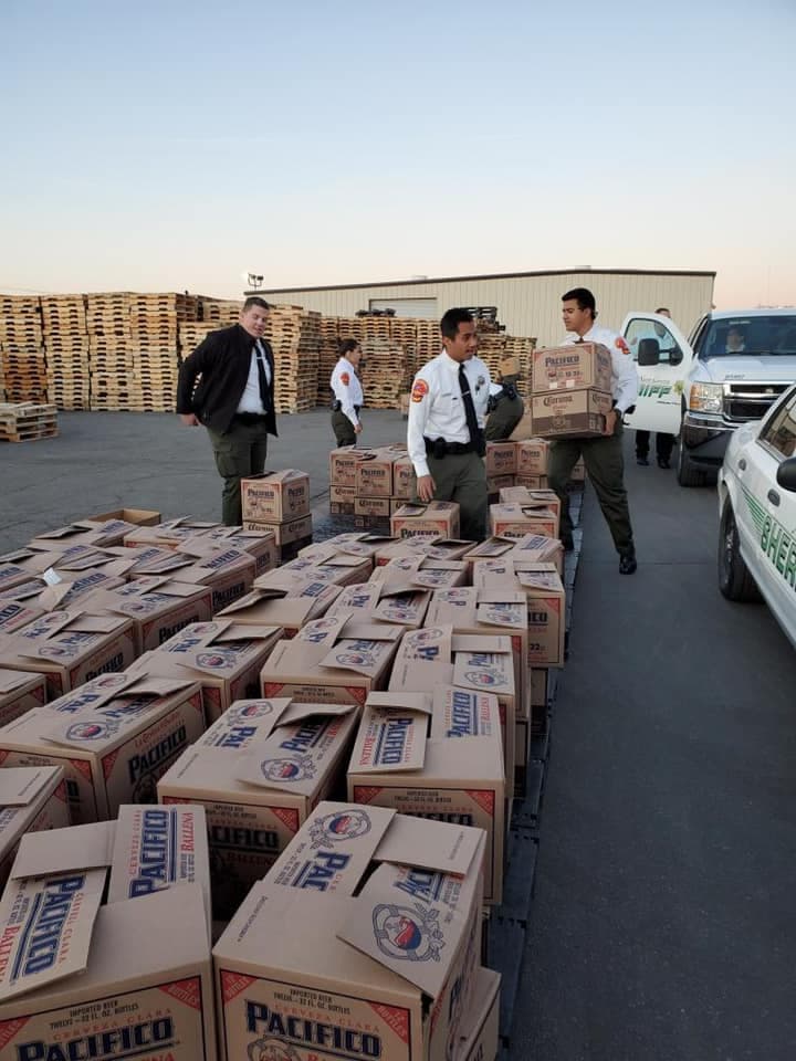 Este proyecto es una colaboración anual entre el Departamento de Policía de Bakersfield, la Oficina del Alguacil del condado de Kern y W. A. Thompson Distributing.