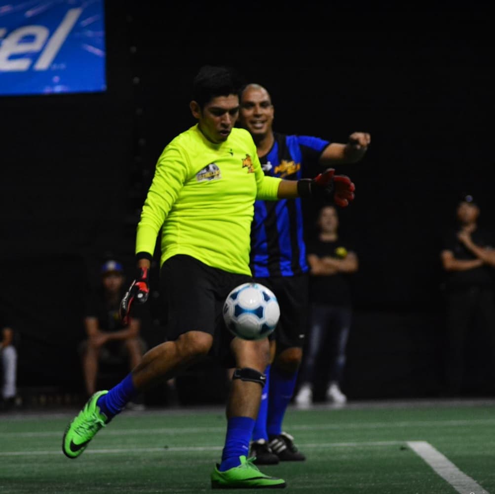 No, no es Chuy Corona, es Elías Medina, quien llevó porra al evento y cada vez que tocaba el balón le llovían aplausos y piropos, aunque recibió varios goles.