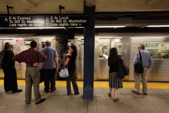 Los trenes y autobuses en los alrededores de la zona metropolitana se enfrentaron a su primera prueba importante, mientras millones de viajeros se aventuraban a dirigirse a sus trabajos en Manhattan por primera vez desde la tormenta.
