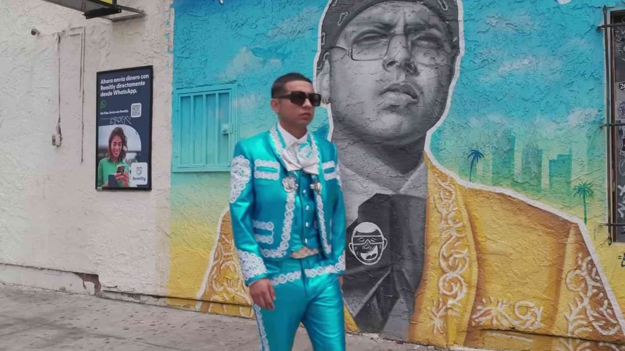 Barbero mariachi ayuda a personas sin hogar en Los Ángeles
