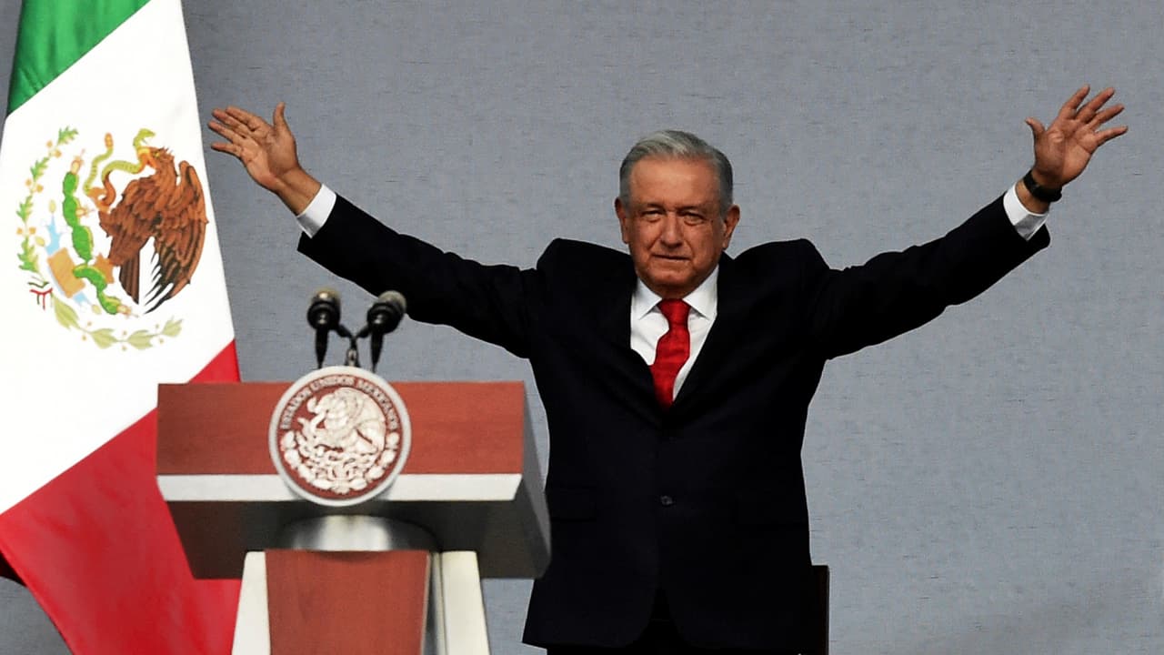 ¿No hay covid-19 en México? AMLO en controversia por reunir a miles de personas en el Zócalo sin cubrebocas