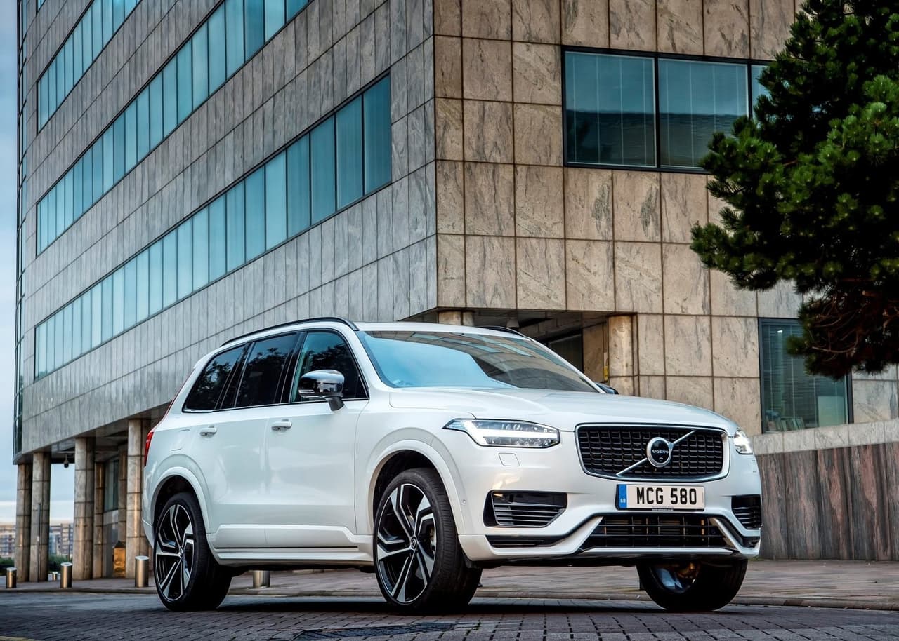 <h3 class="cms-H3-H3"><b>1er. lugar en el segmento de las SUV medianas de lujo</b></h3>
<br>
<br>
<u><b>Volvo XC90</b></u>
<br>
<br>
<b>Puntaje general de iSeeCars:</b> 8.9
<br>
<ul>
 <li><b>Puntaje de confiabilidad: </b>8.8</li>
 <li><b>Puntaje de valor retenido: </b>7.8</li>
 <li><b>Puntaje de seguridad: </b>10</li>
</ul>
<br>
<b>Precio promedio para una unidad con 3 años de uso:</b> $69,384
<br>