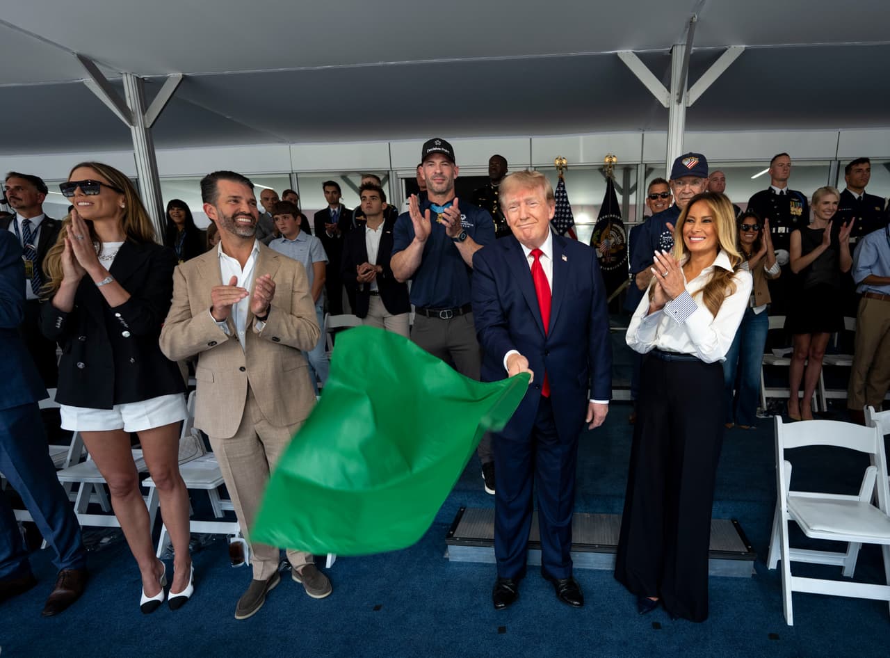 Entre los demás eventos organizados por Trump para conmemorar el 25 aniversario de la firma de la Declaración de Independencia se incluyen una pelea de UFC en el jardín de la Casa Blanca, sobrevuelos de aviones militares, un espectacular espectáculo de fuegos artificiales el 4 de julio en el National Mall y una Gran Feria Estatal Americana que el presidente encabezó tras la cancelación de numerosos artistas musicales de los años 90. Todos estos eventos han tenido un marcado estilo trumpiano, con la presencia de sus amigos y el objetivo de exhibir espectáculo, la cultura estadounidense y el poder.