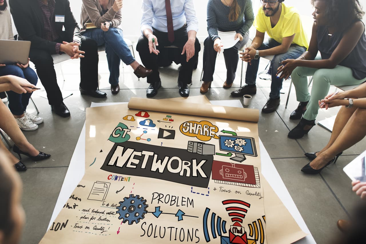 Estudios de mercado. Realiza pequeñas pruebas o estudios de mercado que te proporcionen información sobre tus clientes y sus necesidades. Esto te ayudará a ajustar tu producto y/o servicio, en cuanto a calidad y precio.