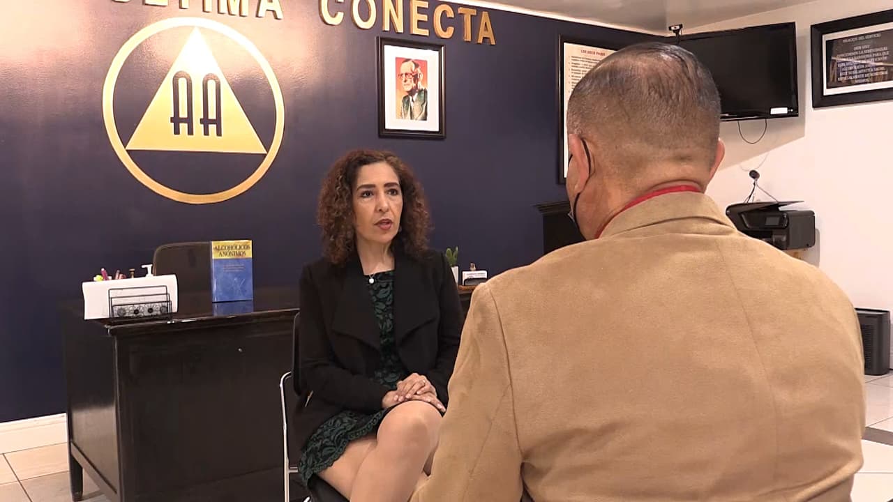 María Antonieta Mejía, reportera de Noticias Univision 14, entrevista a Raymundo, un residente de San José que se recuperó del alcoholismo.