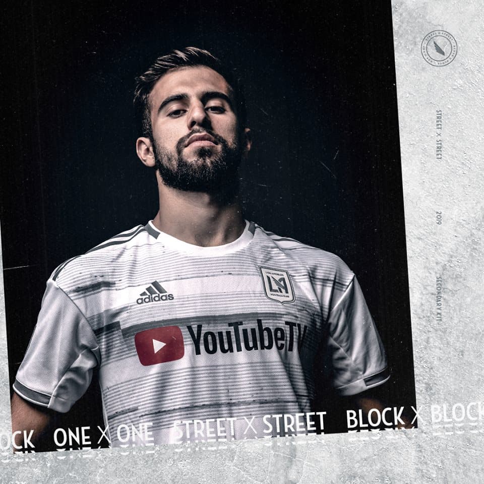 El uruguayo Diego Rossi enseña la nueva camiseta alternativa de LAFC, bautizada como 'Calle a Calle'. (LAFC)