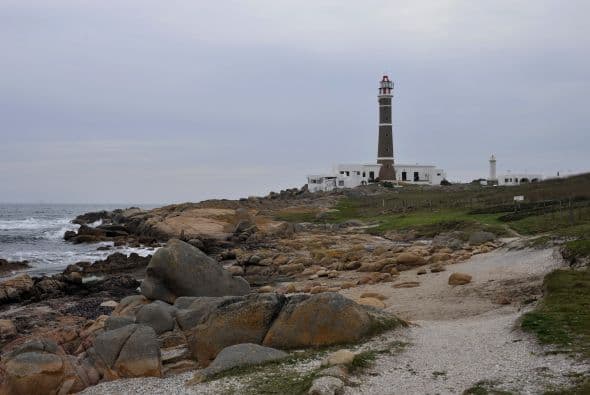 Esta costa tiene, por lo general, un clima variable que a menudo azota con fuertes vientos y repentinas tormentas, lo que dificulta aún más su navegación.