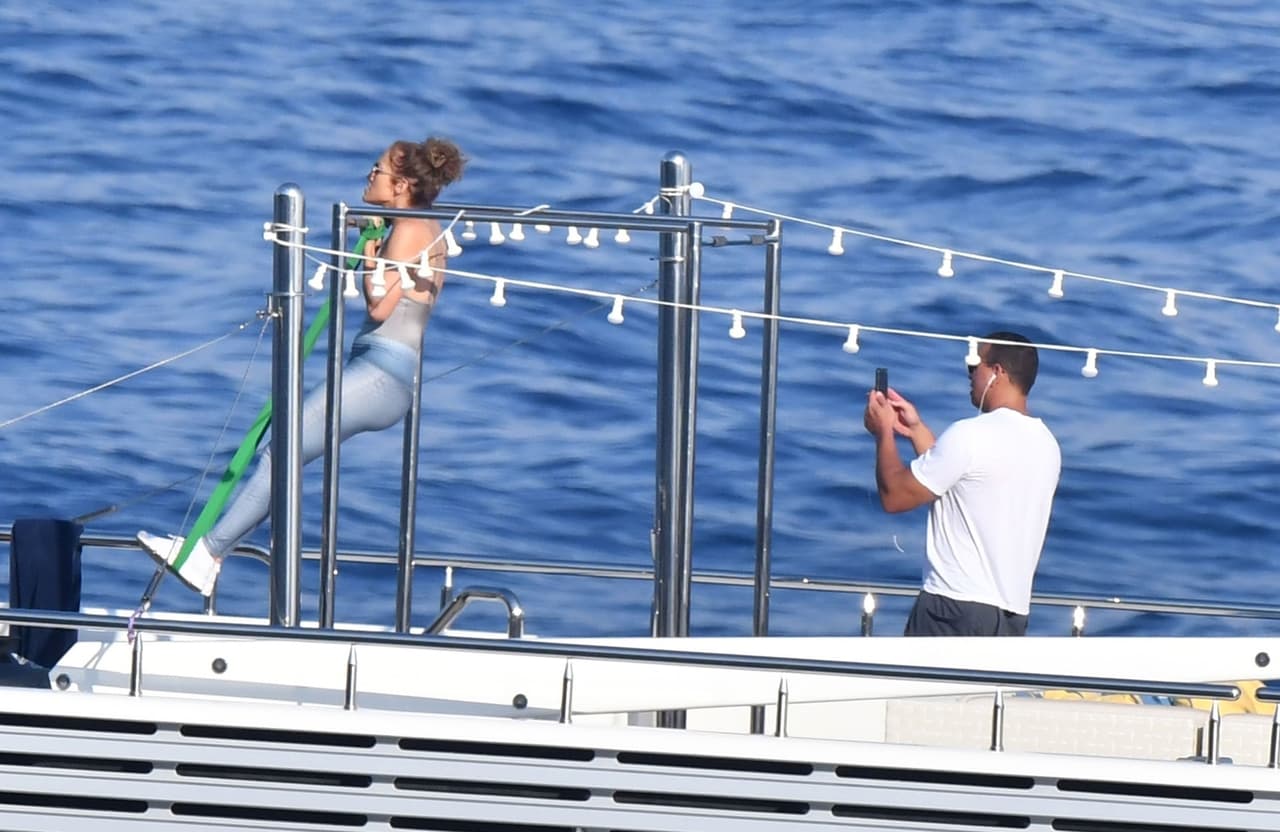 ¿Tiempo de hacer ejercicio? No hay problema, JLo lo hace en el yate y Alex Rodriguez la graba con el celular.