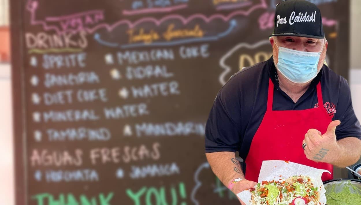 "Hay que tener un poco de corazón": vendedor ambulante que saborea el éxito en California intercede por otros