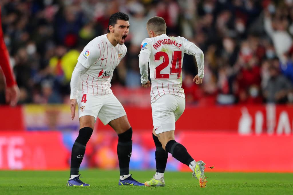 Los locales lograron conectar en el segundo tiempo para recuperar la desventaja de 0-2 para terminar empatando 2-2, Sevilla logró recatar el empate, pero le vuelve a dar oportunidad al Real Madrid de serpararse en la punta.