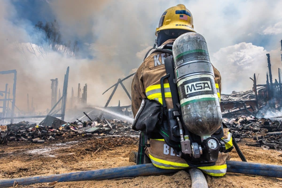 Dos personas se encontraban atrapadas adentro del domicilio, así que hicieron labores de rescate para poder encontrarlos entre el humo y fuego, lo cual fue muy difícil.