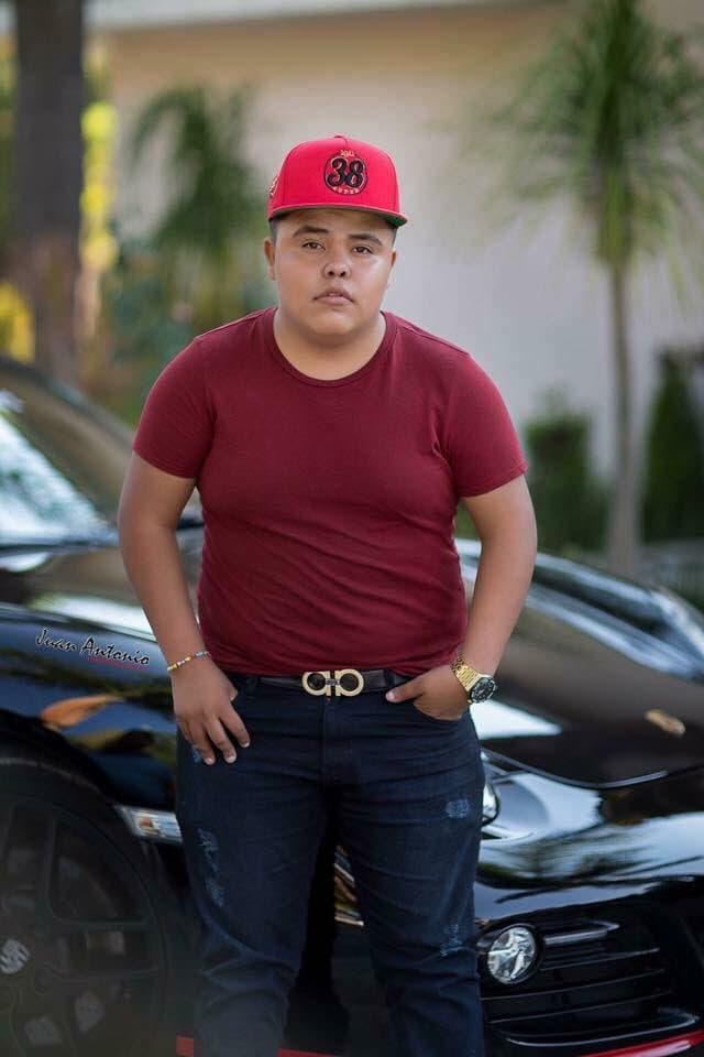 El mismo caso del youtuber de 17 años, llamado 'El Pirata de Culiacán', quien a mediados de
<b><a href="https://www.univision.com/entretenimiento/ejecutan-a-el-pirata-de-culiacan-famoso-youtuber-del-regional-mexicano" target="_blank">diciembre de 2017 fue asesinado por dos invididuos dentro de un bar</a></b> de Guadalajara, Jalisco. De acuerdo a la Fiscalía de Jalisco se siguen varias líneas y una carpeta de investigaciones sobre el caso.