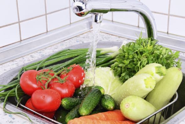 2. Lavar frutas y verduras en agua corriente y usar un cepillo suave para remover tierra y residuos.