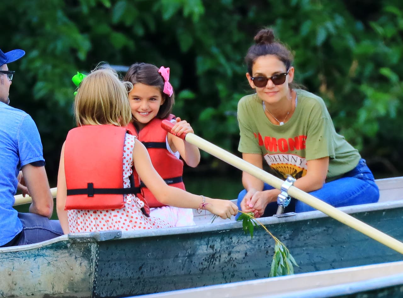 Suri iba con una amiguita, ambas muy bien protegidas con chalecos salvavidas.