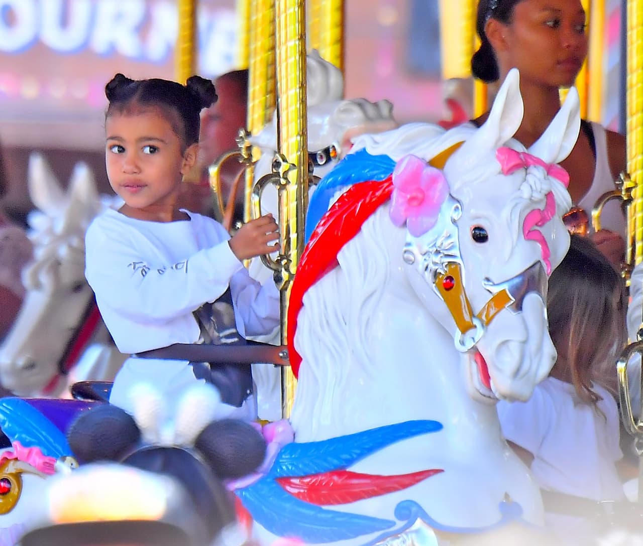 Kourtney, Scott y los chicos disfrutaron de juegos clásicos como 'It's A Small World', 'Thunder Mountain', 'Dumbo' y 'Mr Toad's Wild Adventure'.