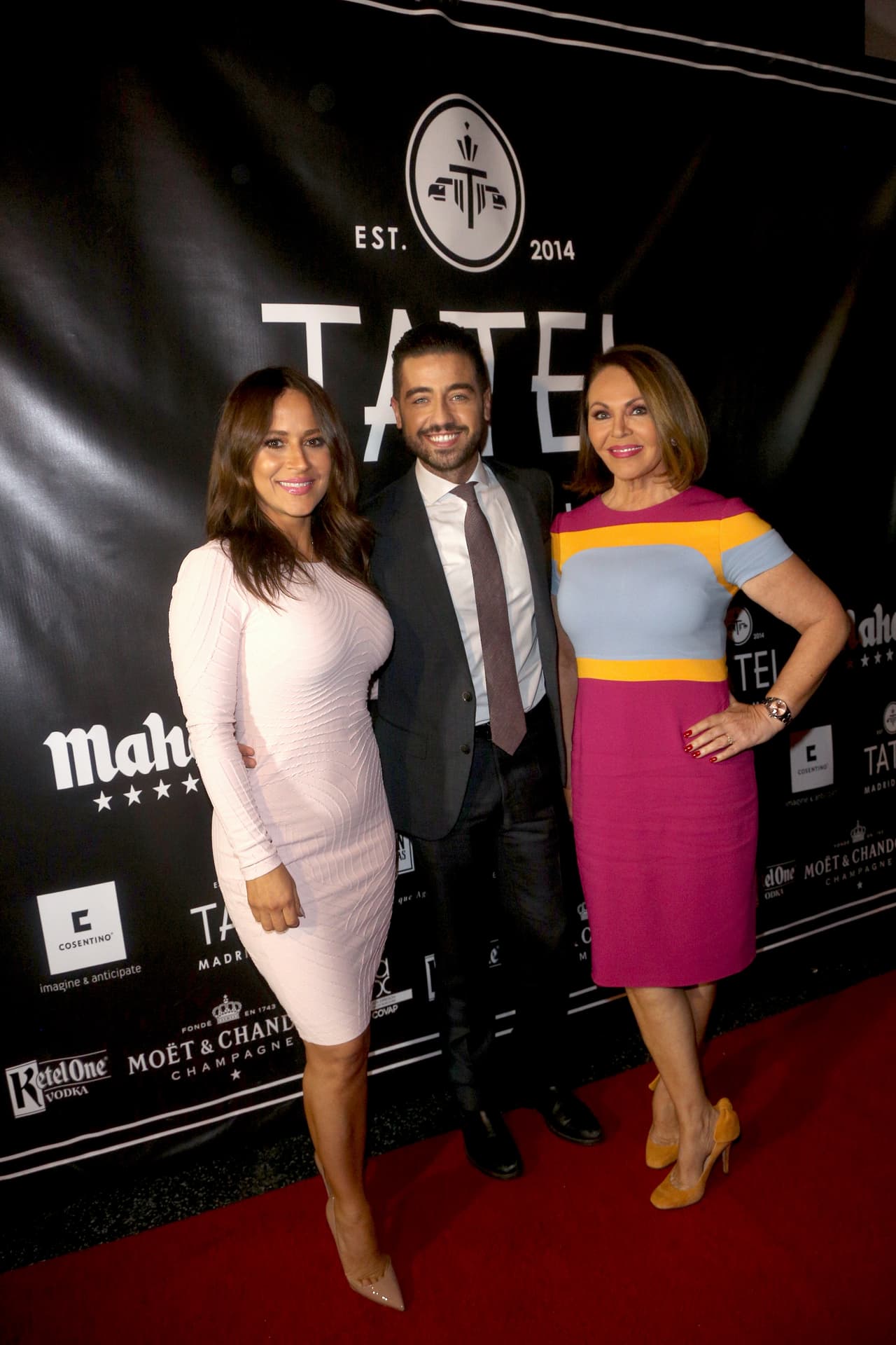 En el orden acostumbrado, Jackie Guerrido, Borja Voces y María Elena Salinas, quienes asistieron a la inauguración del primer restaurante Tatel en Estados Unidos.