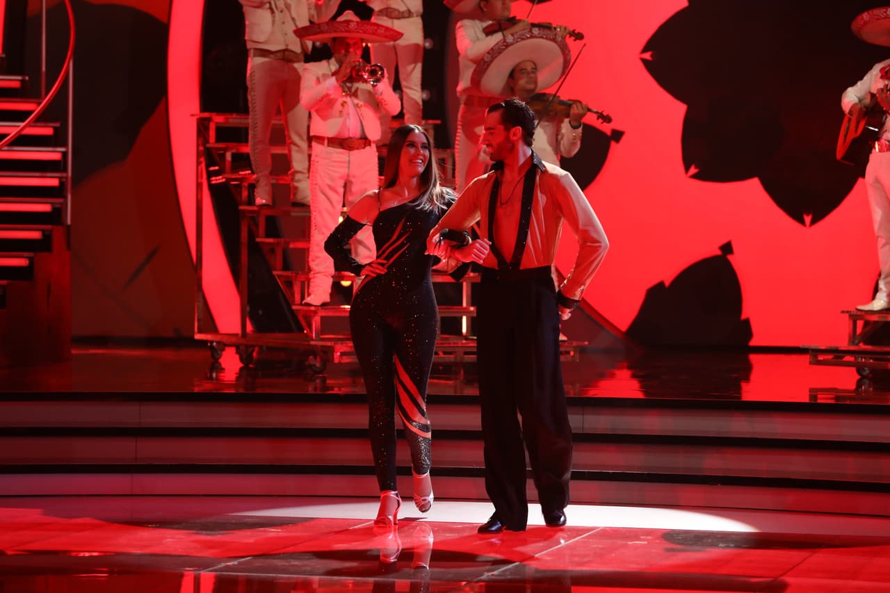 George Seely, su prometido, la observó desde el público, y Javier ‘Poty Castillo le dijo que si en la gala anterior hubiese bailado así, no habría estado nominada a salir de la competencia.