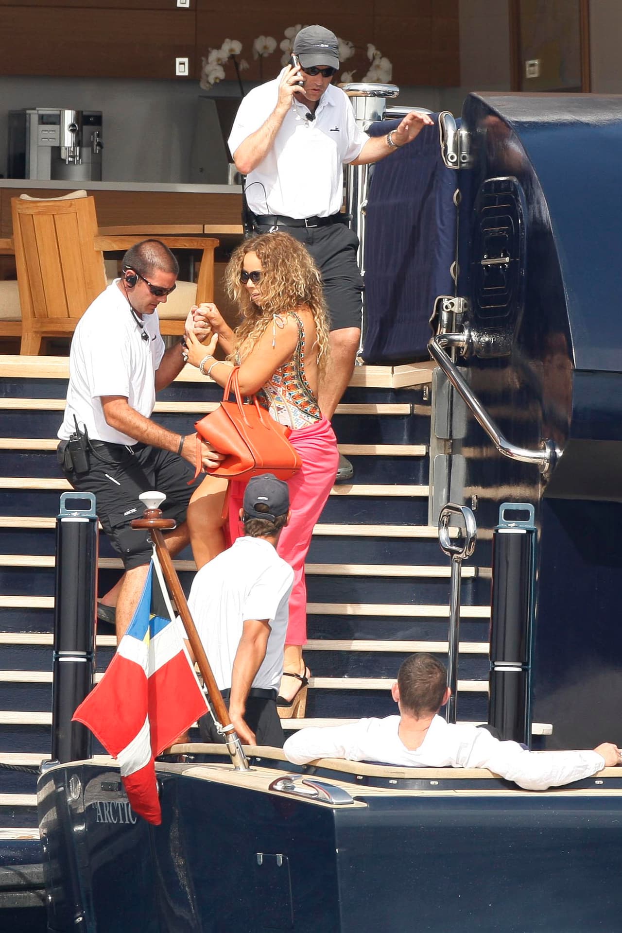 Por fortuna atraparon a la cantante. James de lejos sólo veía... ¡cero caballerosidad!