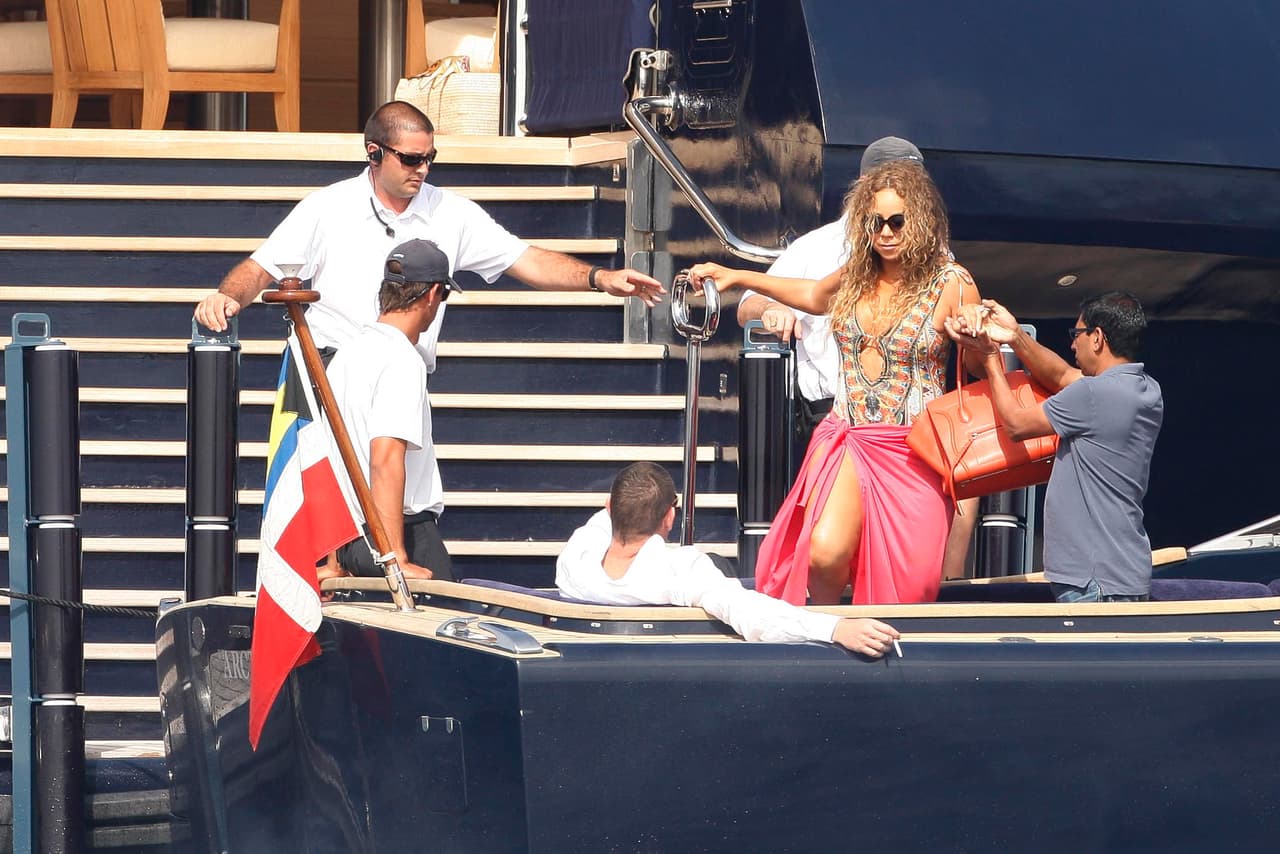 ¡Ve nada más la cantidad de hombres que la ayudaron! Y su novio por nada soltó el cigarro.