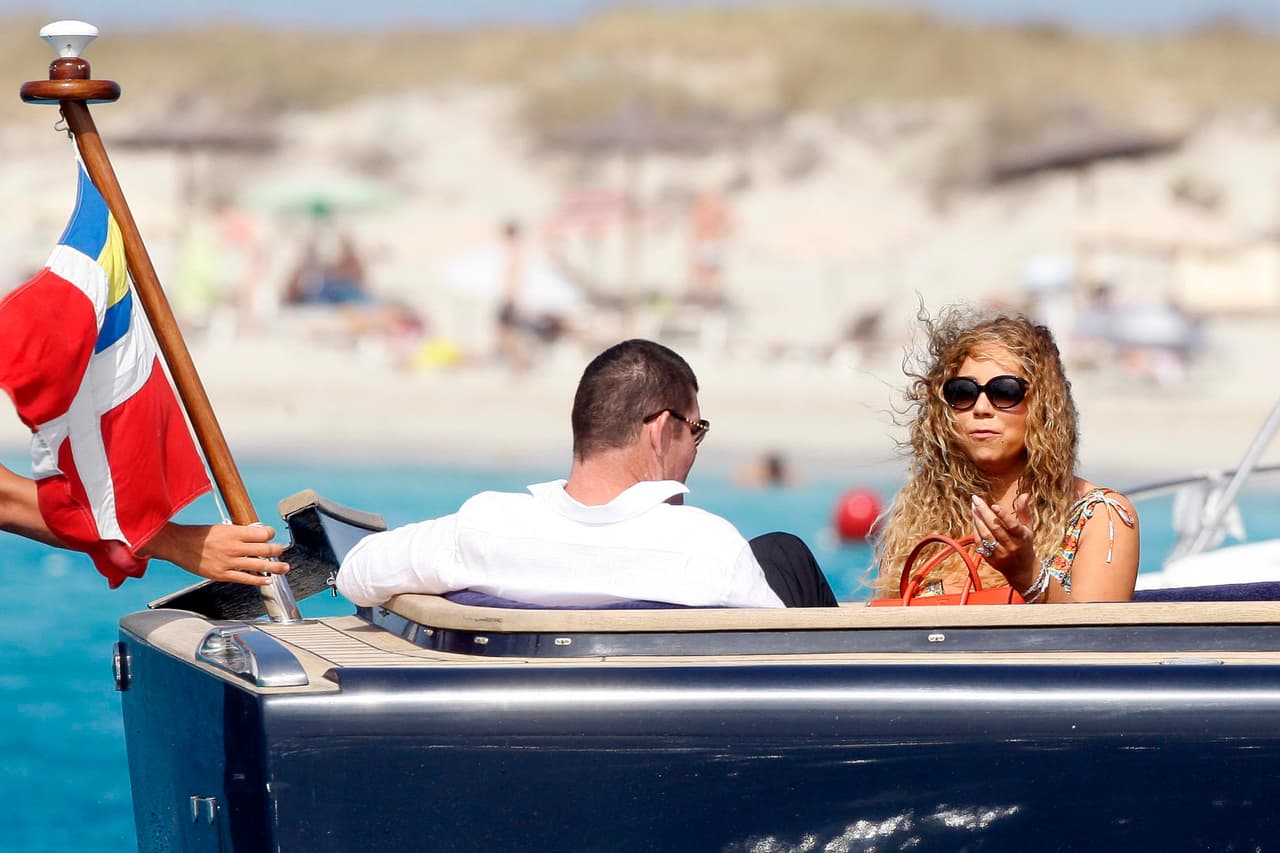 Y su novio... como si nada.