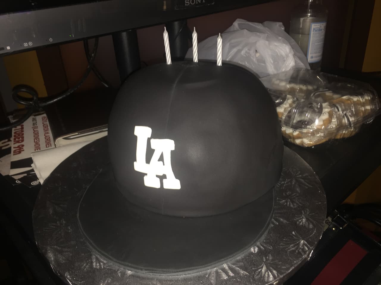 El pastel con todo y velitas ya lo estaba esperando.