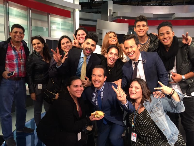 ¡¡¡Felicidades Jomari Goyso!!! El equipo de Sal y Pimienta celebrando después del programa.