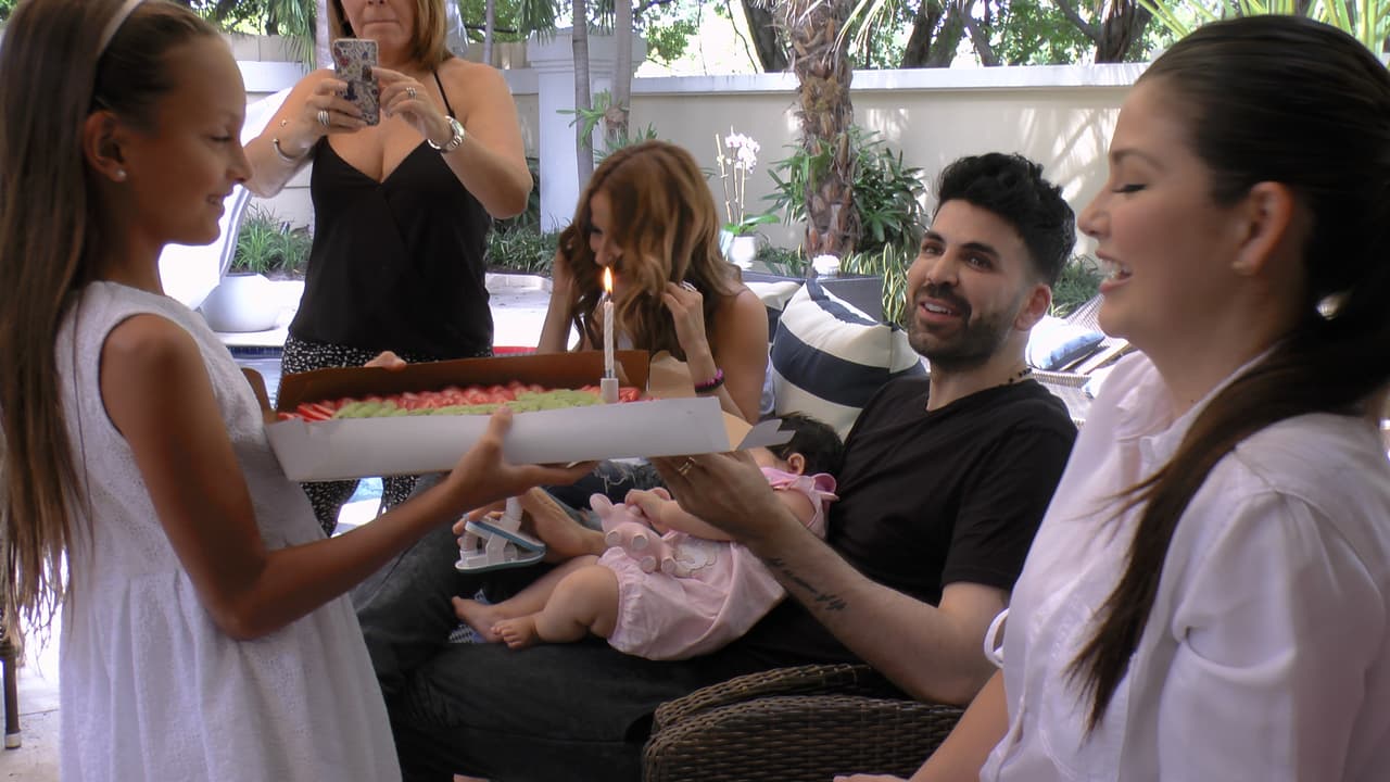 ¡Llegó el pastel para el festejado!