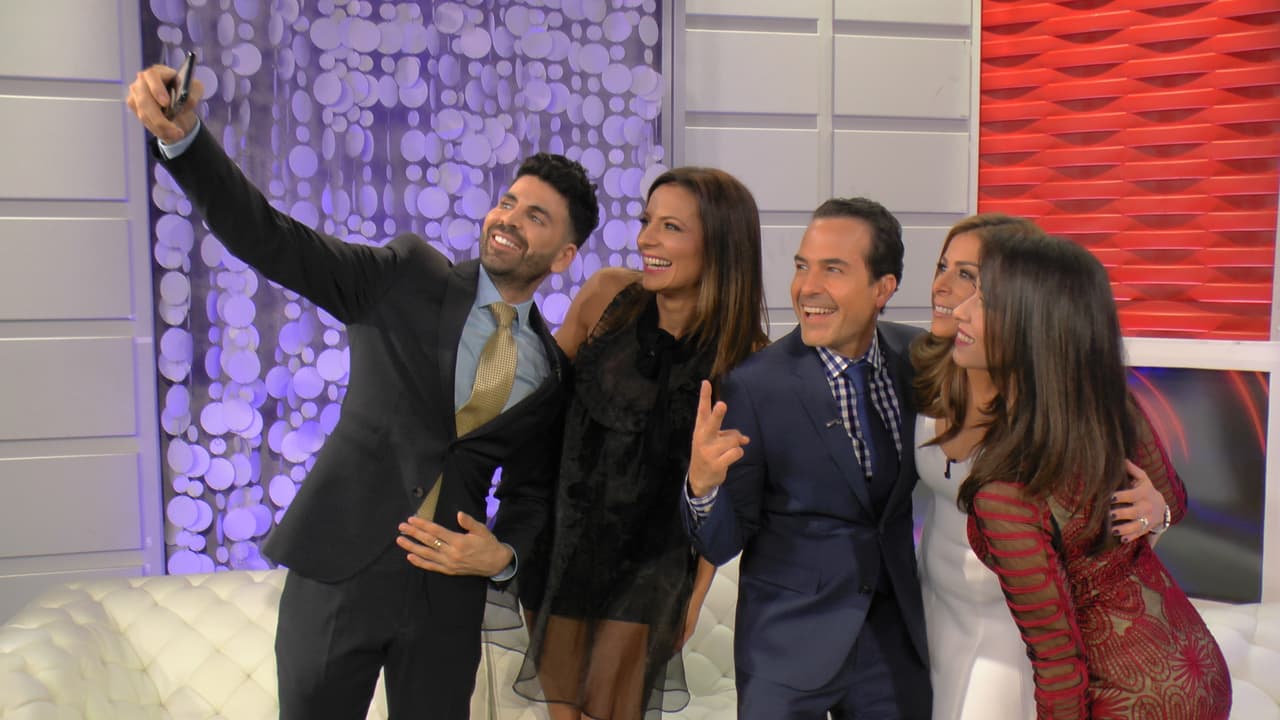 Cecilia Galliano y Laura G tomándose foto con el festejado.