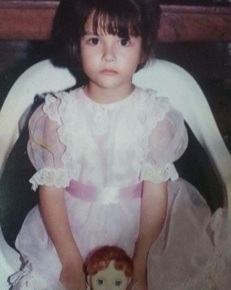 Ana Patricia era una niña muy seria, ¿o será acaso que el encaje del vestido le picaba y por eso la cara?