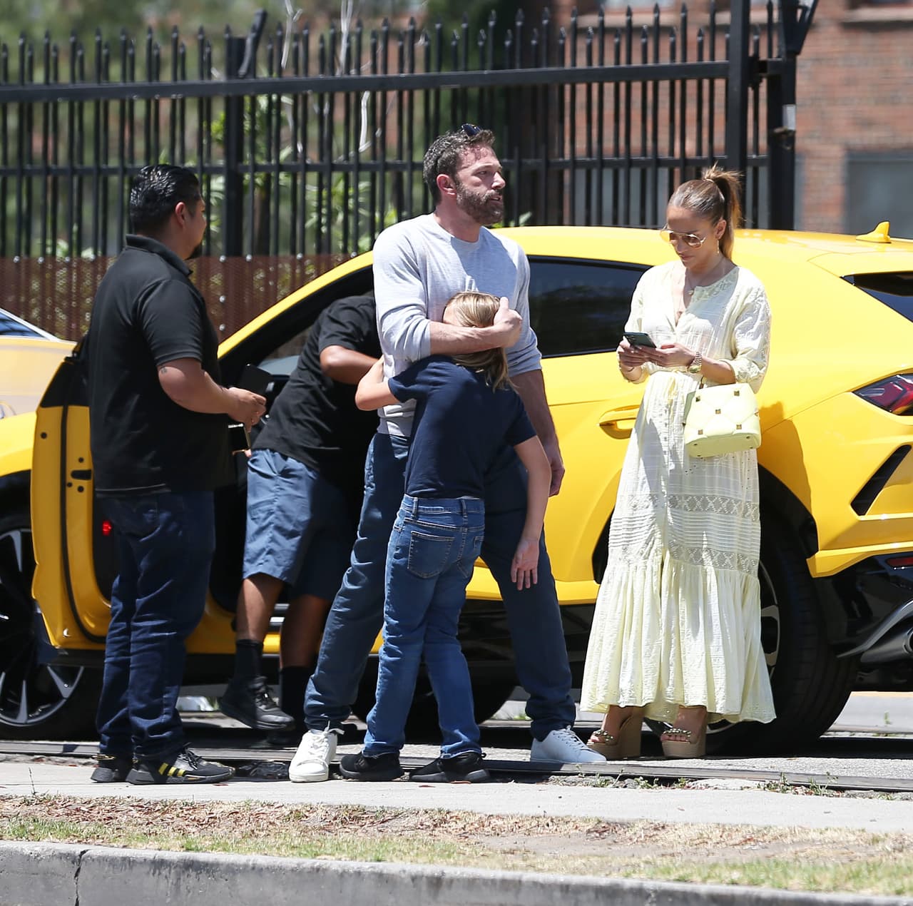 El percance no pasó a mayores, y tanto Affleck como su ahora esposa, 
<a href="https://www.univision.com/famosos/hijo-ben-affleck-lamborghini-choca-jlo-consuela-fotos">Jennifer López, apoyaron a ‘Sam’</a> tras lo sucedido. 
<br>