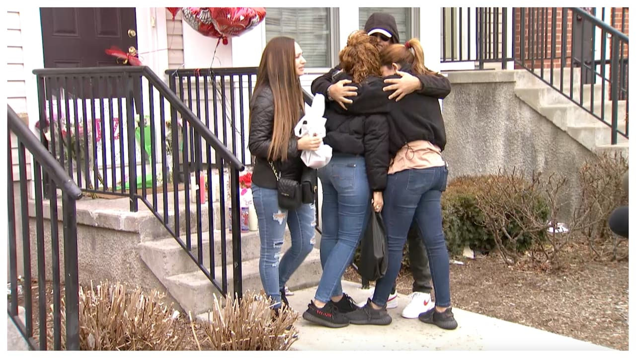 Entre gemidos de su familia, Taveras dijo: “Que la familia está sufriendo mucho. Es que 
<b>él no mató a un perro, mató a una hija, a una hermana ejemplar,</b> a la mejor madre del mundo, que sus hijos no podían vivir sin ella. 
<b>Yo nunca voy a poder llenar este vacío”.</b>
<br>