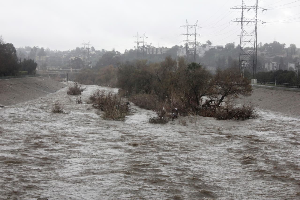 Así estuvo la corriente en el río Los Ángeles, cerca del distrito de Los Feliz en Los Ángeles, California, el domingo 3 de febrero de 2019, durante un fin de semana de tormenta.